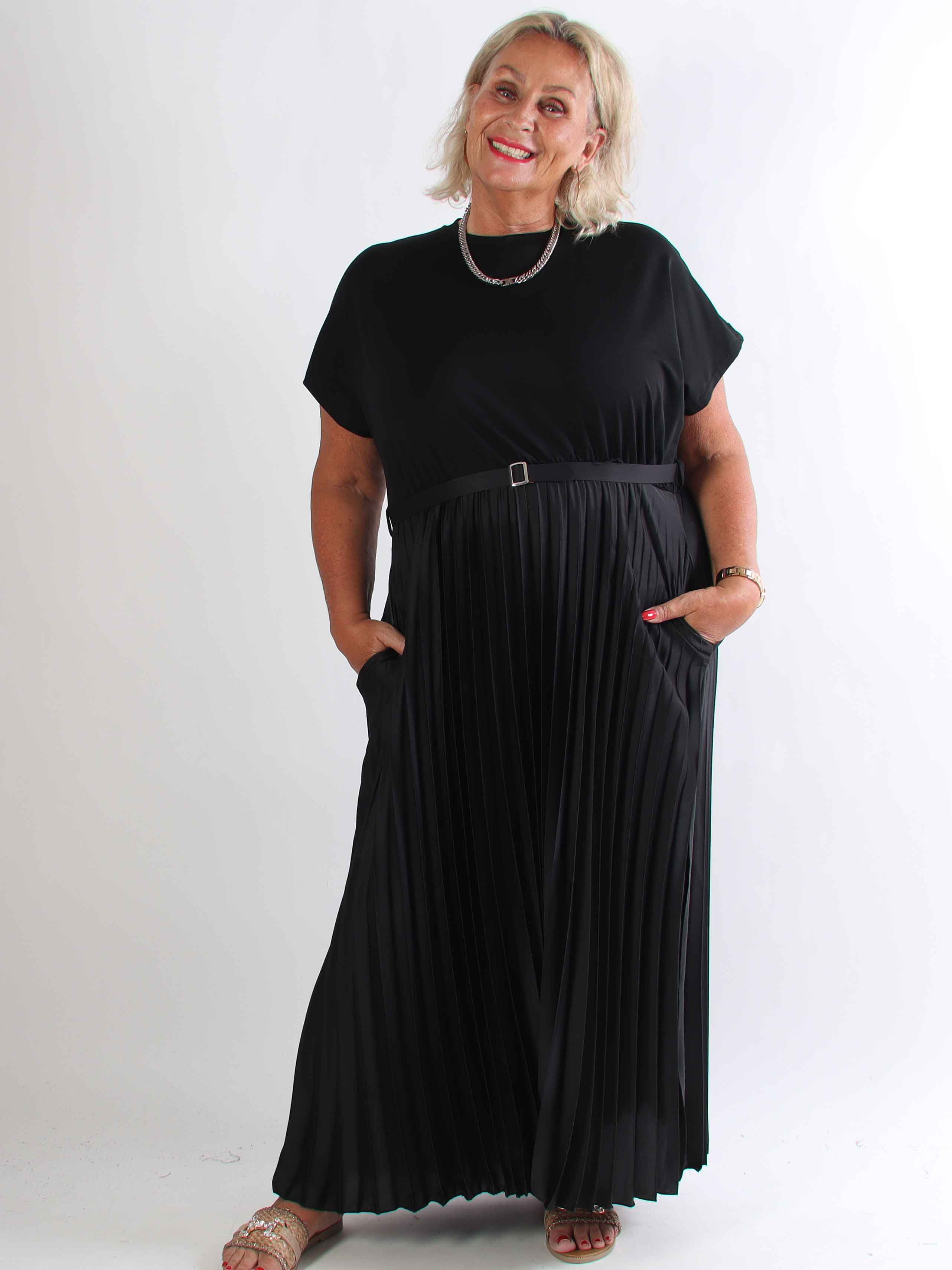 Melaina - Lang plus size kjole med plisseret skørt